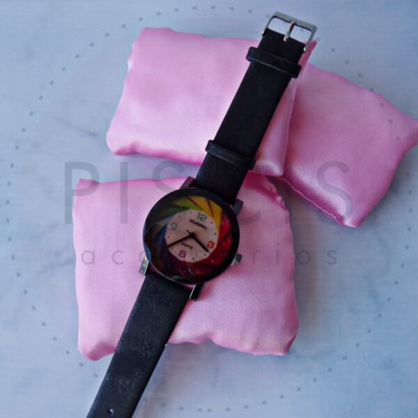 Reloj multicolor.