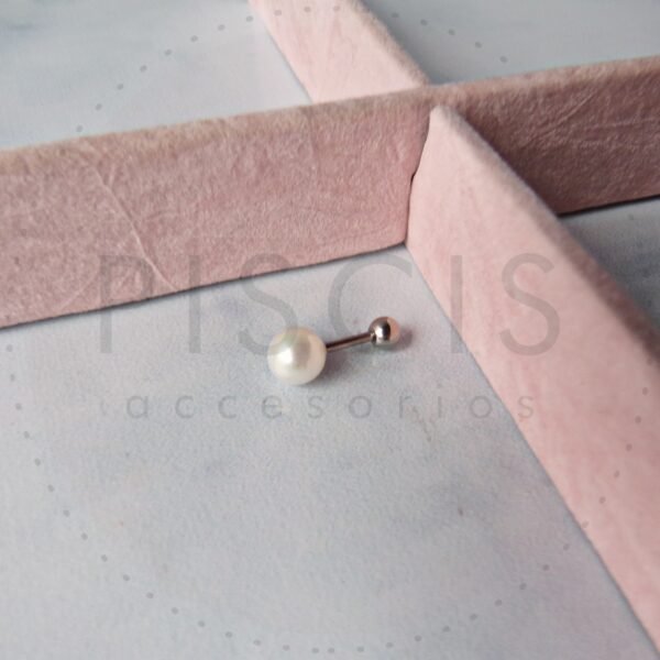 Piercing lengua corto perlado.