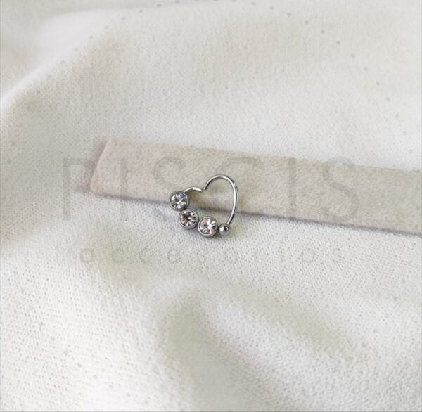 Piercing sin fin corazón con strass.