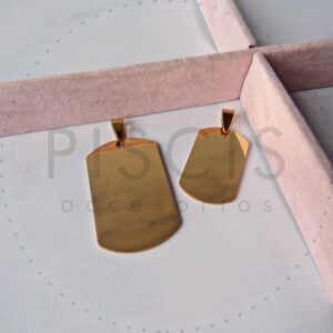 Dijes chapas doradas.