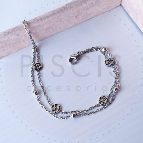 Pulseras dobles con formas.
