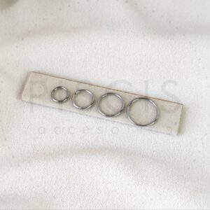 Piercing clicker liso, plateado.