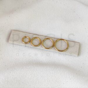 Piercing clicker liso, dorado.