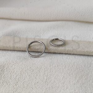 Piercing clicker torzado, plateado.