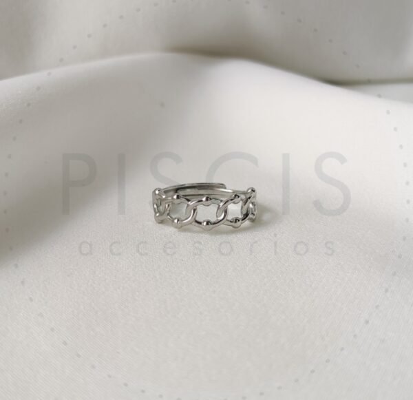 Anillo cadena con bolitas regulable.