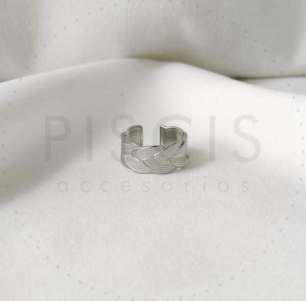 Anillo trenza regulable.