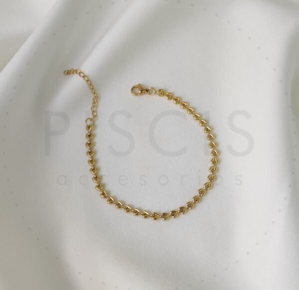 Pulsera corazones dorada.