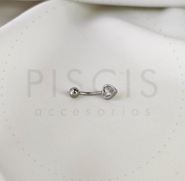 Piercing ombligo corazón chatito.