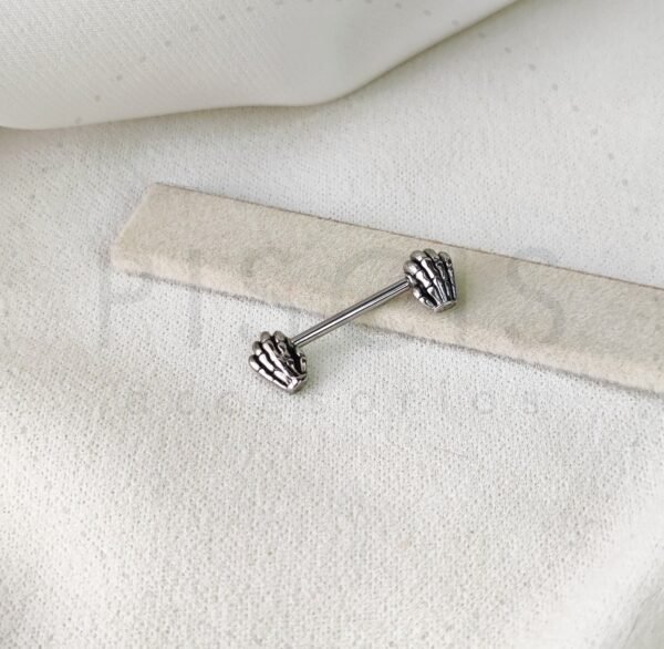 Piercing pezonera manos calavera