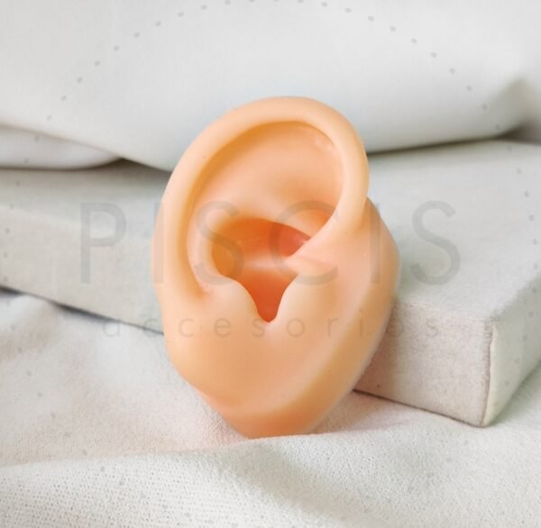 Oreja DERECHA de silicona.