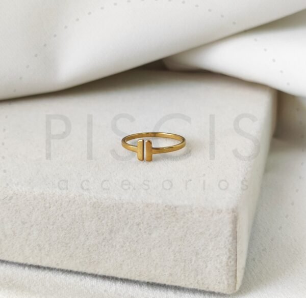 Anillo T-Wire dorado.