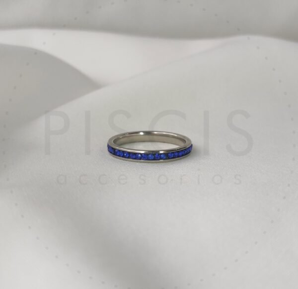 Anillo strass azul.