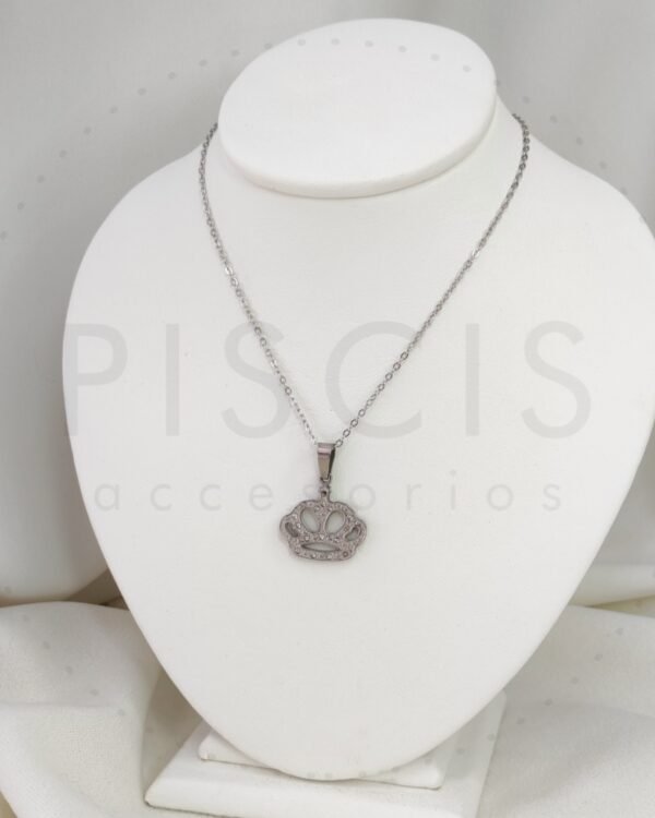 Collar Corona con strass.