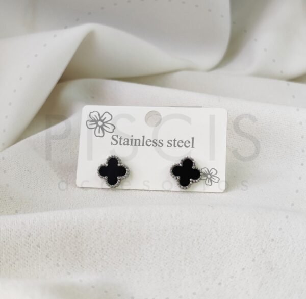 Aros Van Cleef negros, plateados medianos.