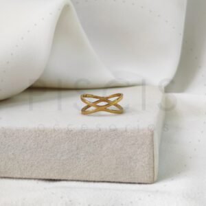 Anillo cruzado dorado.