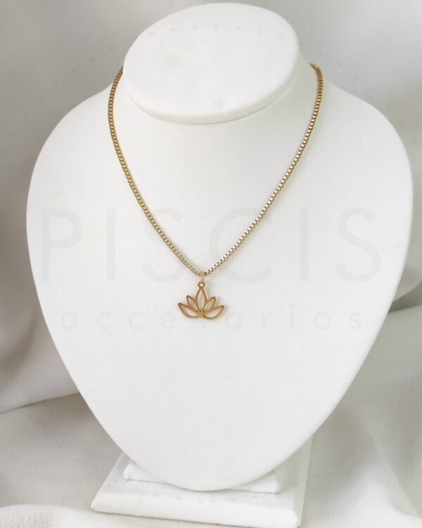 Collar Flor de Loto, dorado.