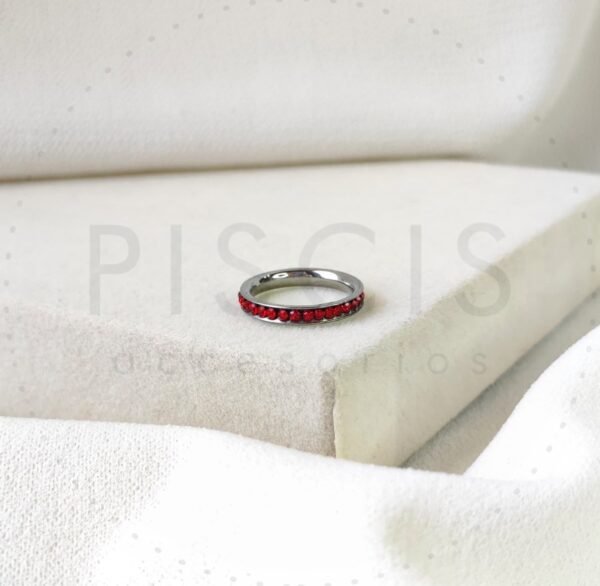 Anillo alianza strass rojo.