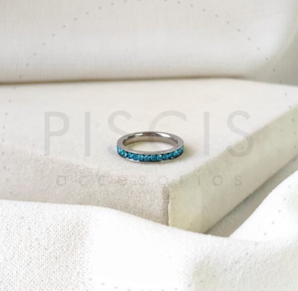 Anillo alianza strass celeste.