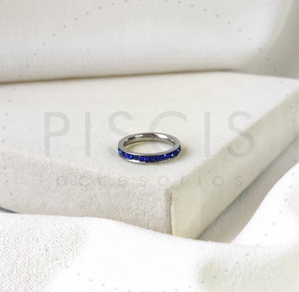Anillo alianza strass azul.