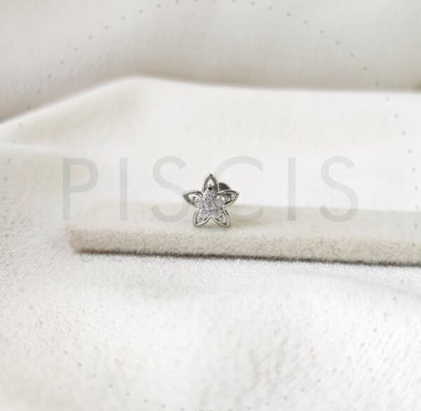 Piercing labret Flor con strass, plateado.