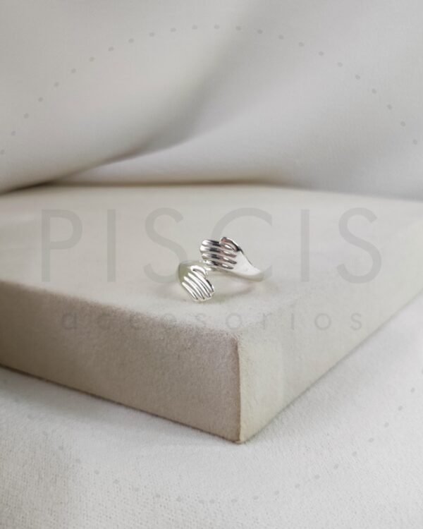 Anillo abrazo blanco, regulable.