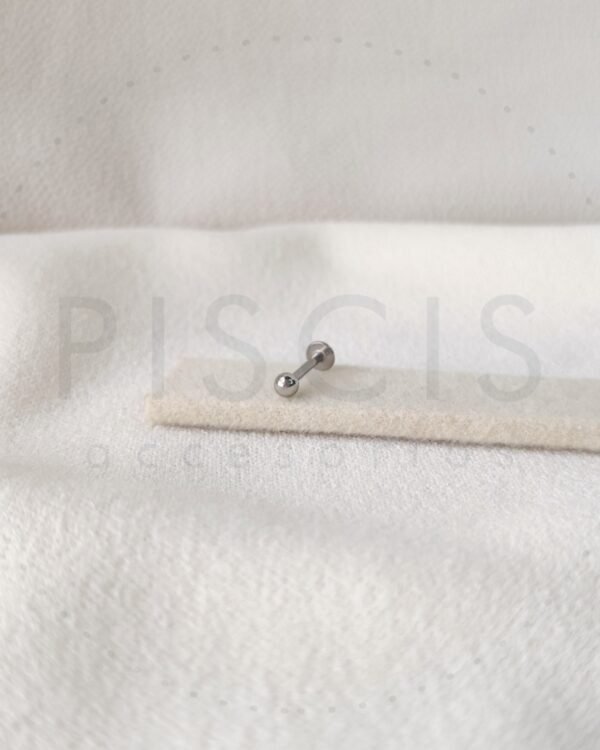 Piercing labret bolita clásica.