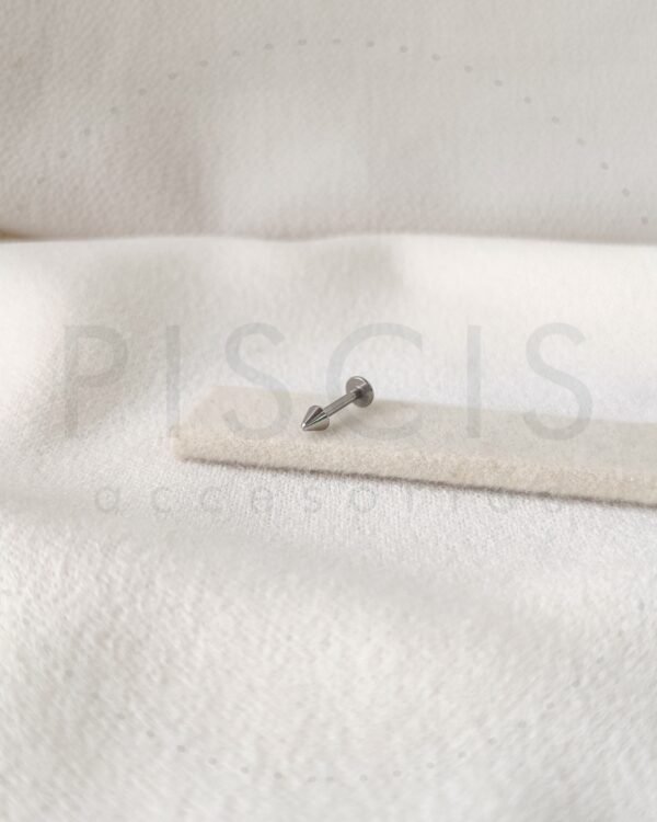 Piercing labret con punta