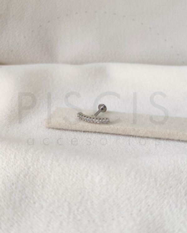 Piercing labret curvo con strass, plateado.