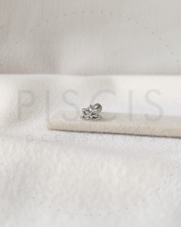 Piercing Labret Flor de loto con mini strass, plateado.