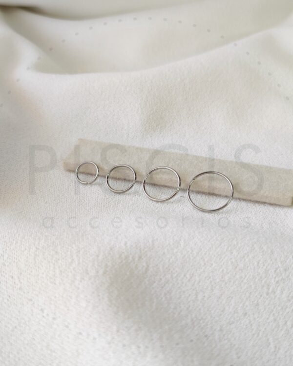 Piercing sin fin plateado.