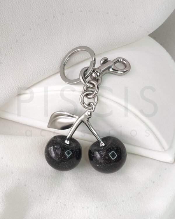 Charm Cherry negro, plateado.