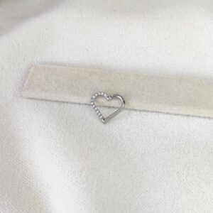 Piercing clicker corazón con strass, plateado.
