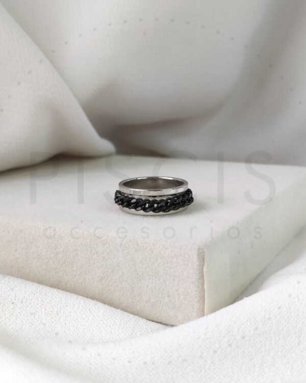 Anillo antiestres liso, negro y plateado.