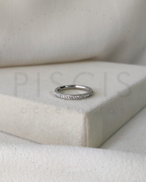 Anillo alianza fina con strass, plateado.