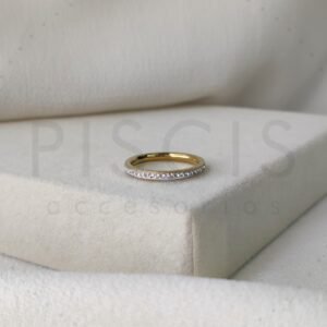 Anillo alianza fina con strass, dorado.