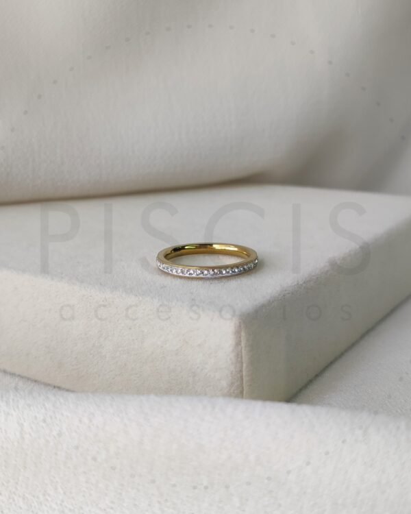 Anillo alianza fina con strass, dorado.