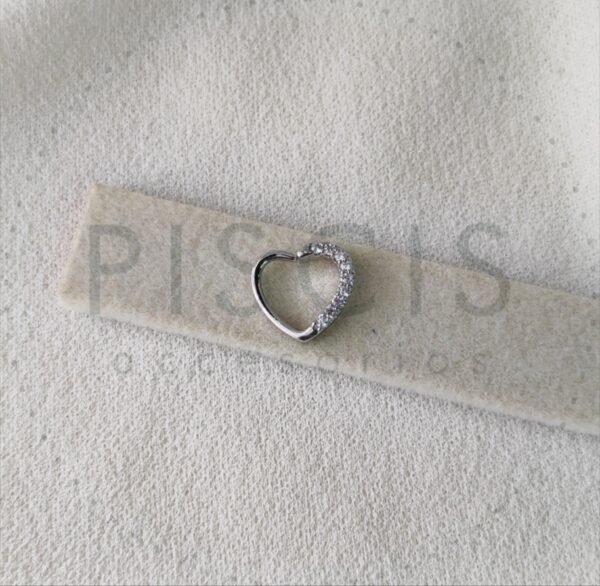 Piercing Sin Fin corazón con strass, plateado.