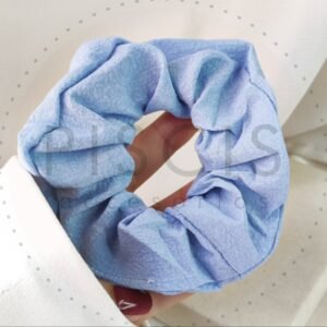Scrunchie celeste.