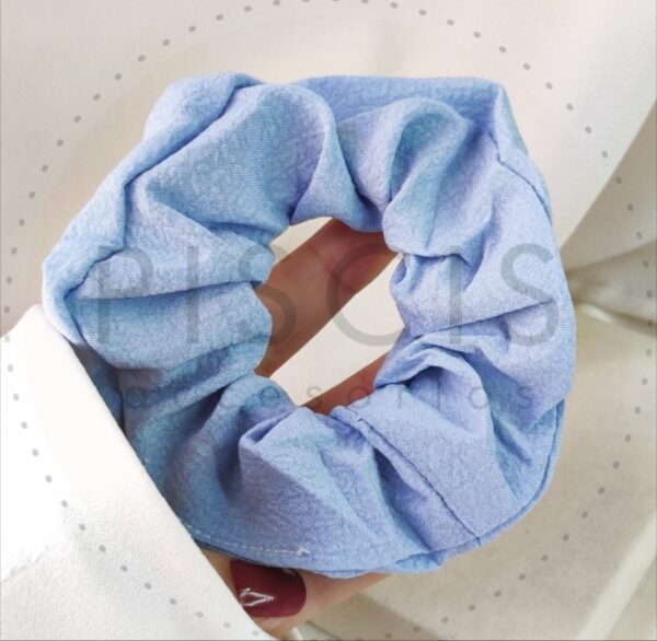 Scrunchie celeste.