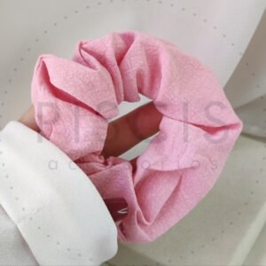 Scrunchie rosa claro.