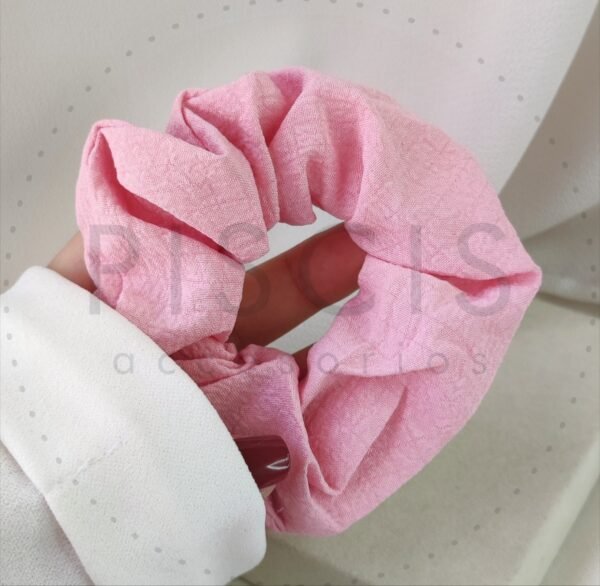 Scrunchie rosa claro.