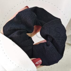 Scrunchie negro.