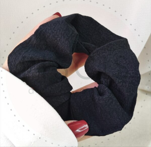 Scrunchie negro.