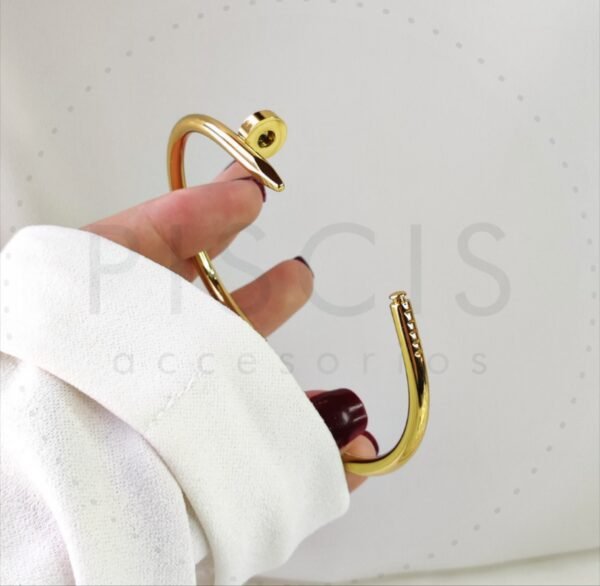 Brazalete Clavo Cartier, dorado. - Imagen 2