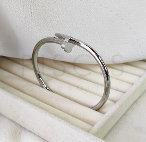 Brazalete Clavo Cartier, plateado. - Imagen 4