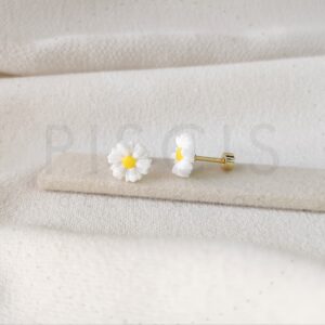 Aros Margaritas blancos, dorados.