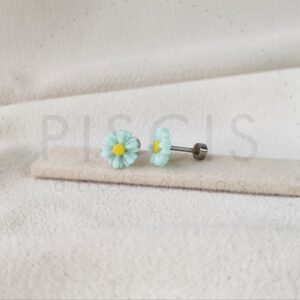 Aros Margaritas celestes, plateadas.