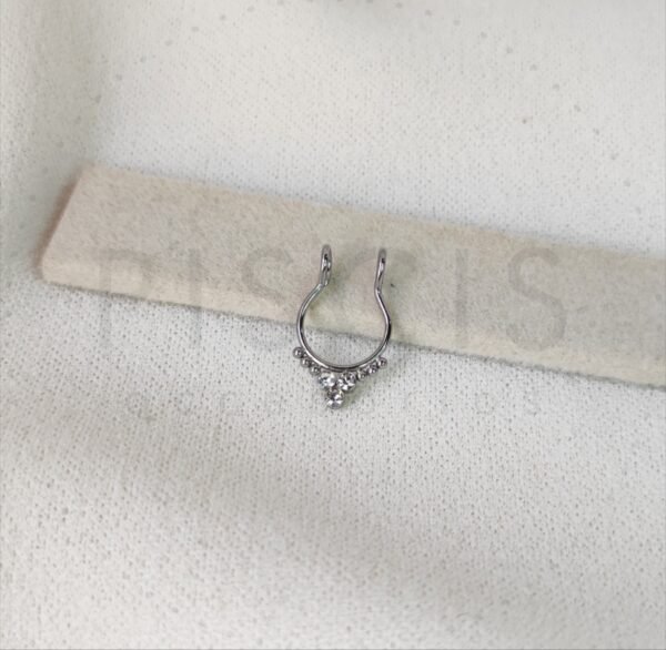 Falso septum con strass + bolitas, plateado.