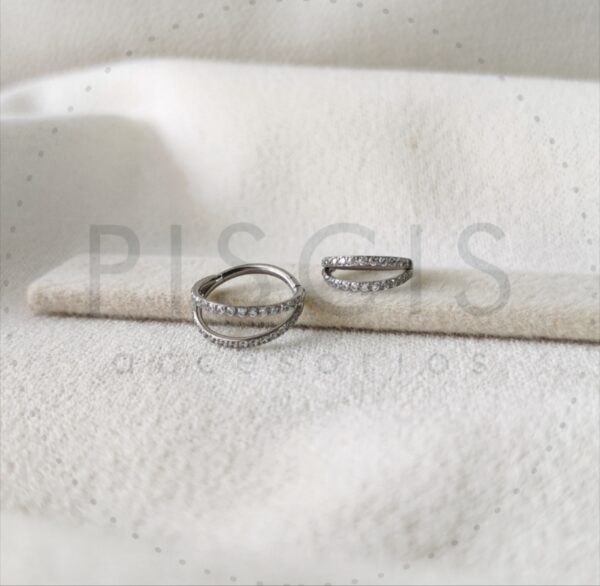Piercing clicker con strass doble, plateado.