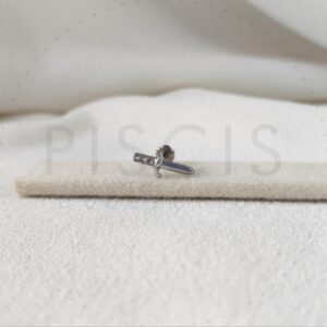 Piercing labret espada con strass.